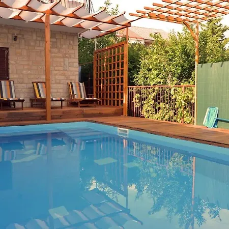 Family Friendly With A Swimming Pool Kastel Kambelovac, - 20935 Apartamento